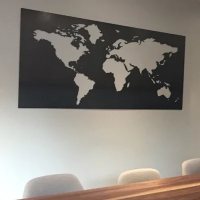 Carte de monde murale en métal-Design moderne et épuré